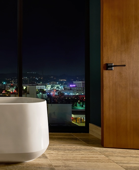 64-v-laxth_thompson-suite-bathtub-nightcopy